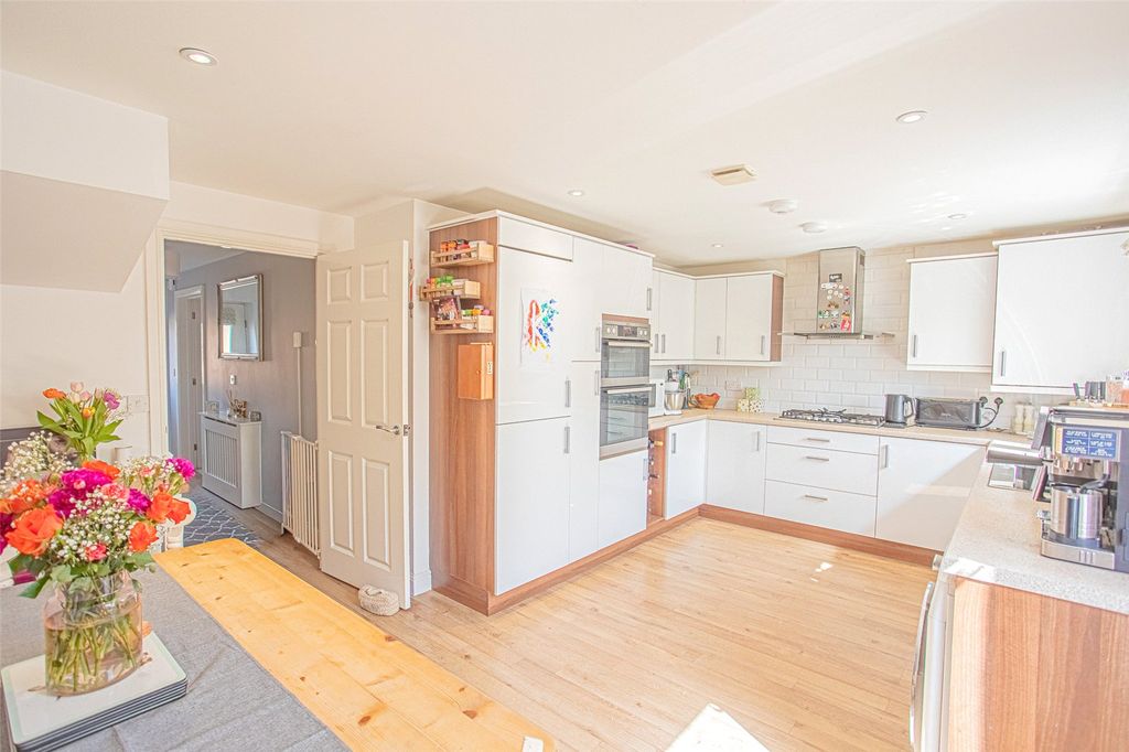 Property photo 2 of 18 Picture No. 15