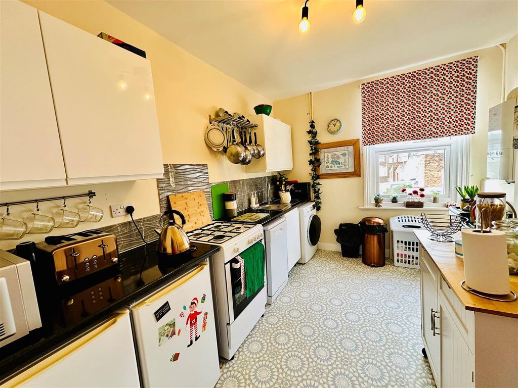 Property photo 3 of 11 Kitchen