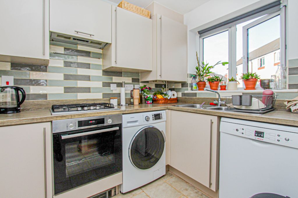 Property photo 2 of 12 Kitchen