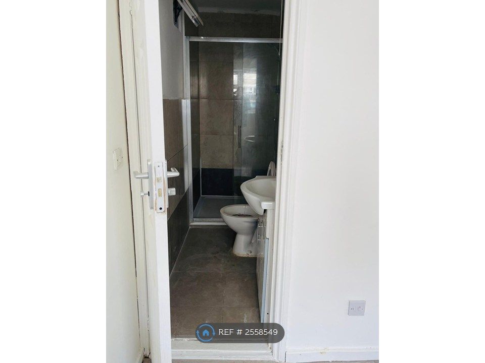 Property photo 3 of 11 Bathroom