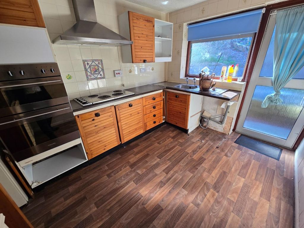 Property photo 3 of 14 Kitchen