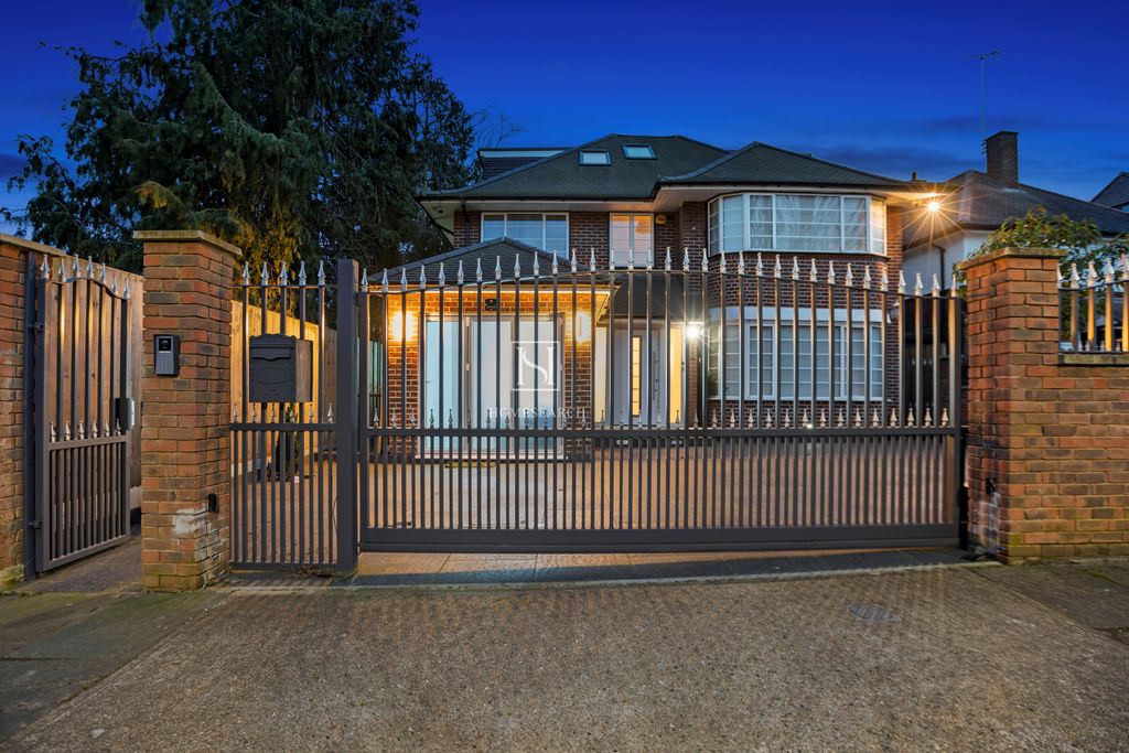 Property photo 1 of 15 Beautiful 8 Bedroom Detached Home In Kingston