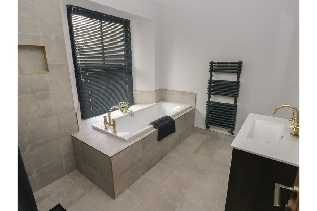 Additional image 28 of 3 bed flat for saleNarberth Road, Tenby SA70