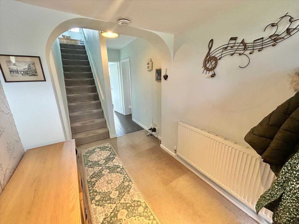 Property photo 3 of 27 Entrance Hall