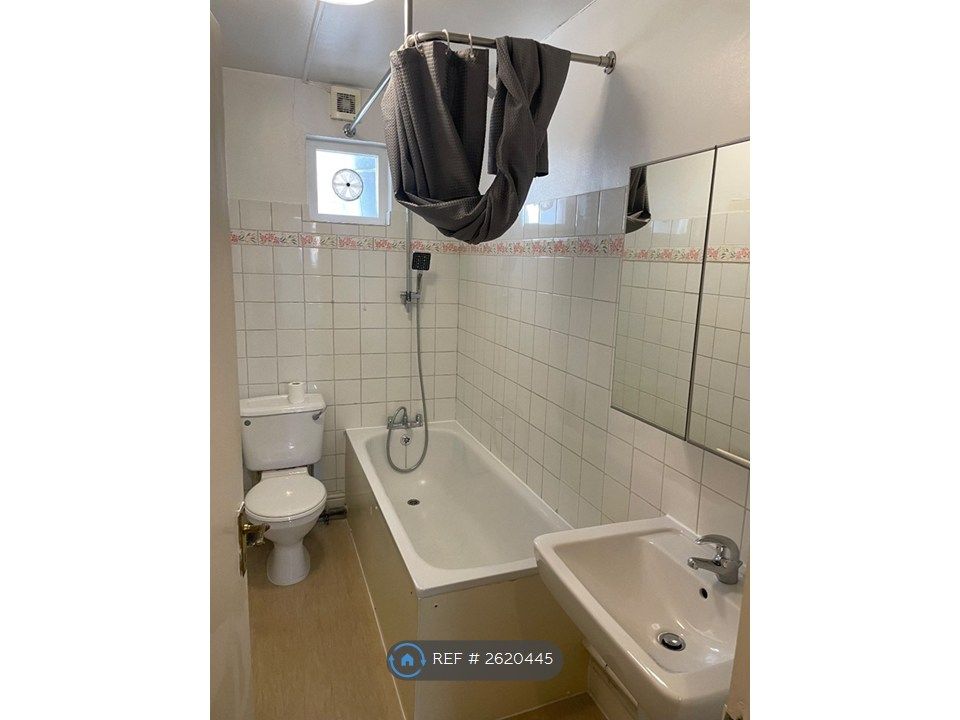 Property photo 3 of 12 Bathroom/Wc