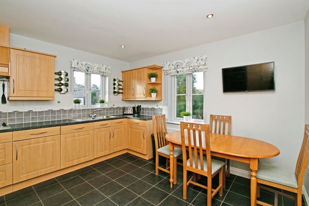 Property photo 2 of 19 Dining Kitchen