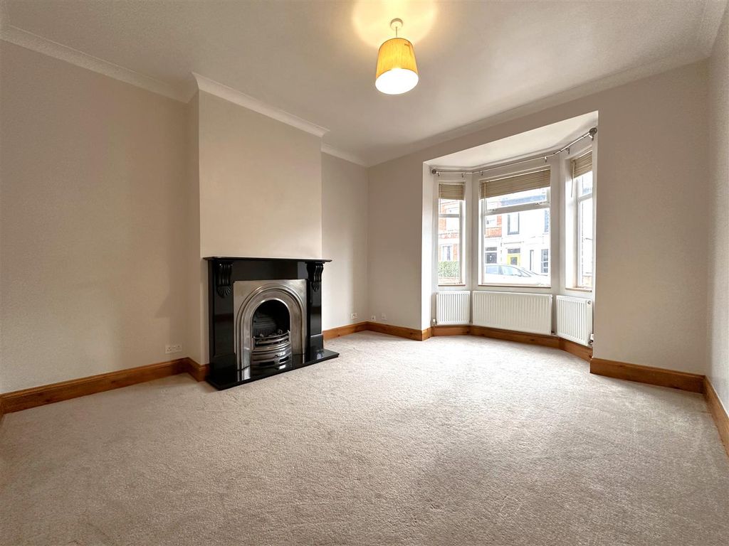 Property photo 2 of 16 Bay-Fronted Lounge 483