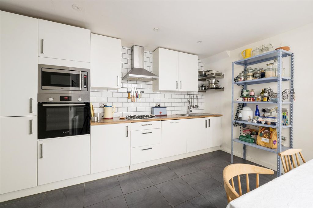 Property photo 3 of 23 Glasgow Road, E13