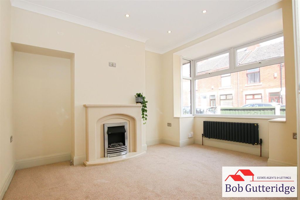 Property photo 2 of 30 Bay Fronted Lounge