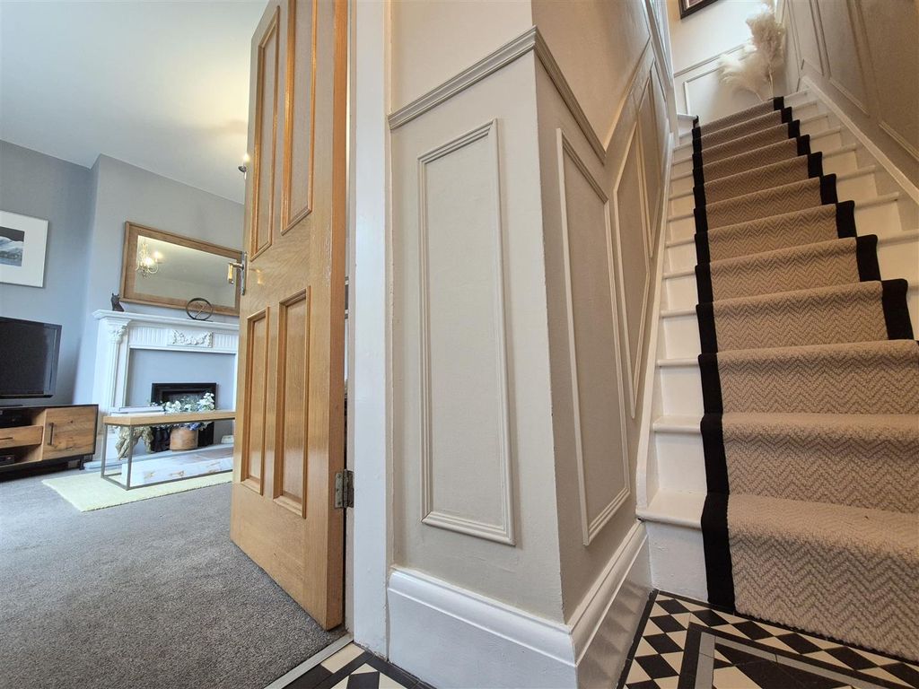 Property photo 3 of 22 Entrance Hall