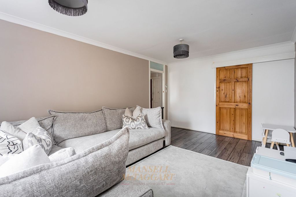 1 bed flat for saleCottenhams, Blindley Heath RH7 photo 4
