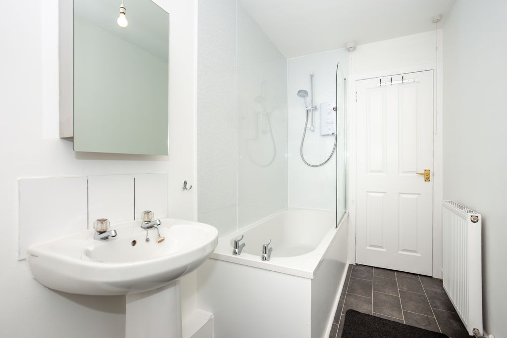 Property photo 3 of 17 Bathroom