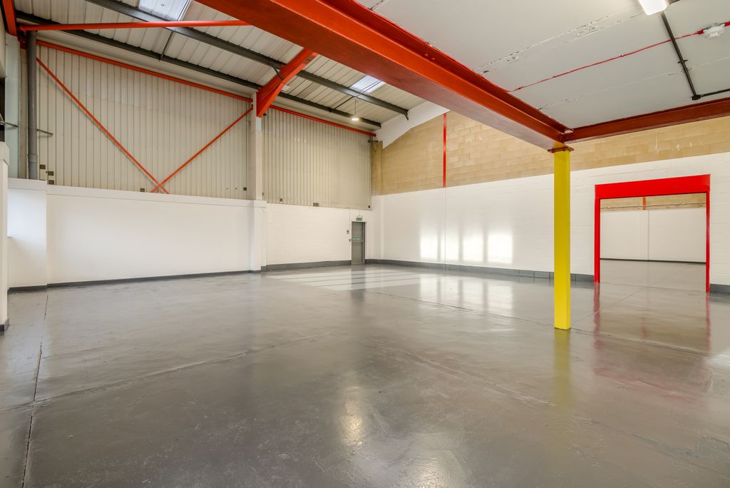 Property photo 3 of 21 8673861-Interior07-800