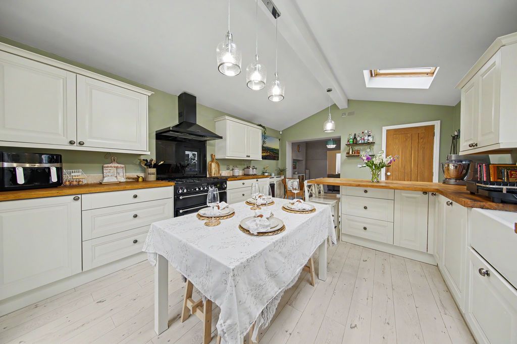 Property photo 3 of 33 Kitchen