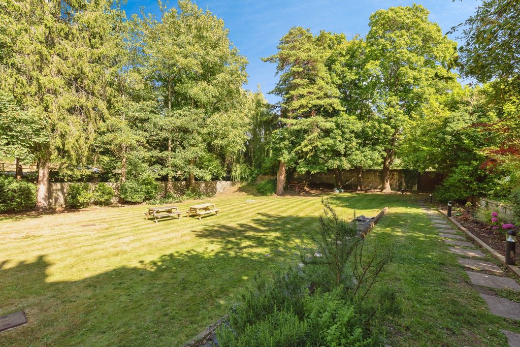 Property photo 1 of 10 Communal Gardens