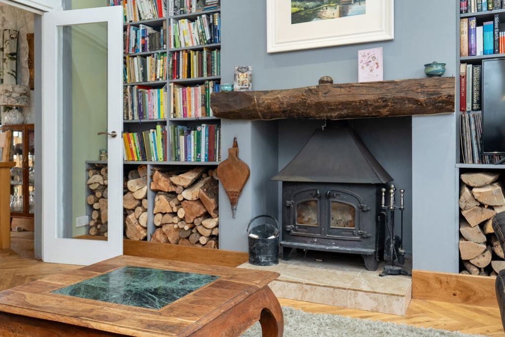 Property photo 2 of 30 A Character-Filled Lounge With Original Windows, v