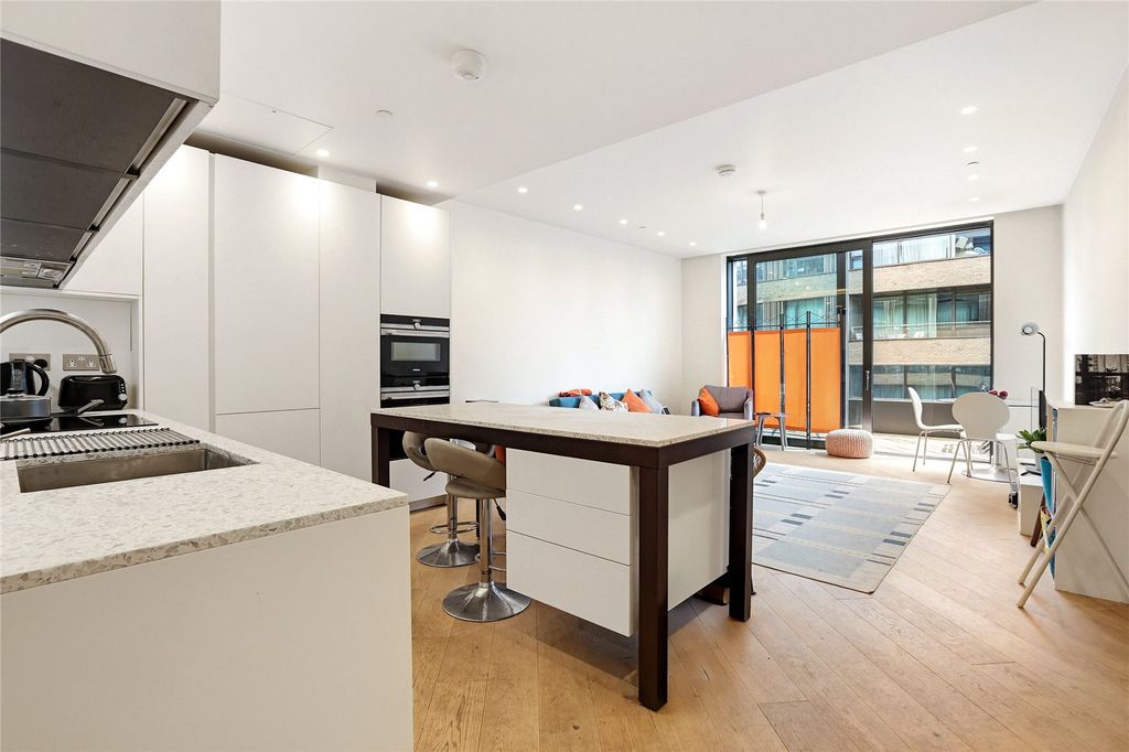 Property photo 3 of 11 Kitchen/Reception