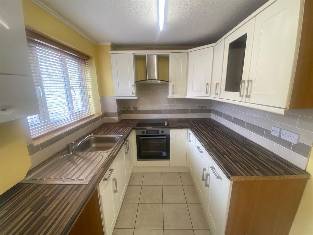 Property photo 2 of 9 Kitchen
