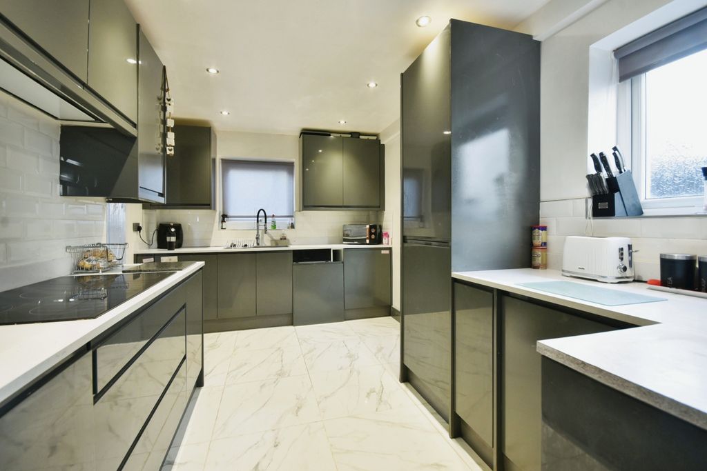 Property photo 2 of 16 Stunning Kitchen