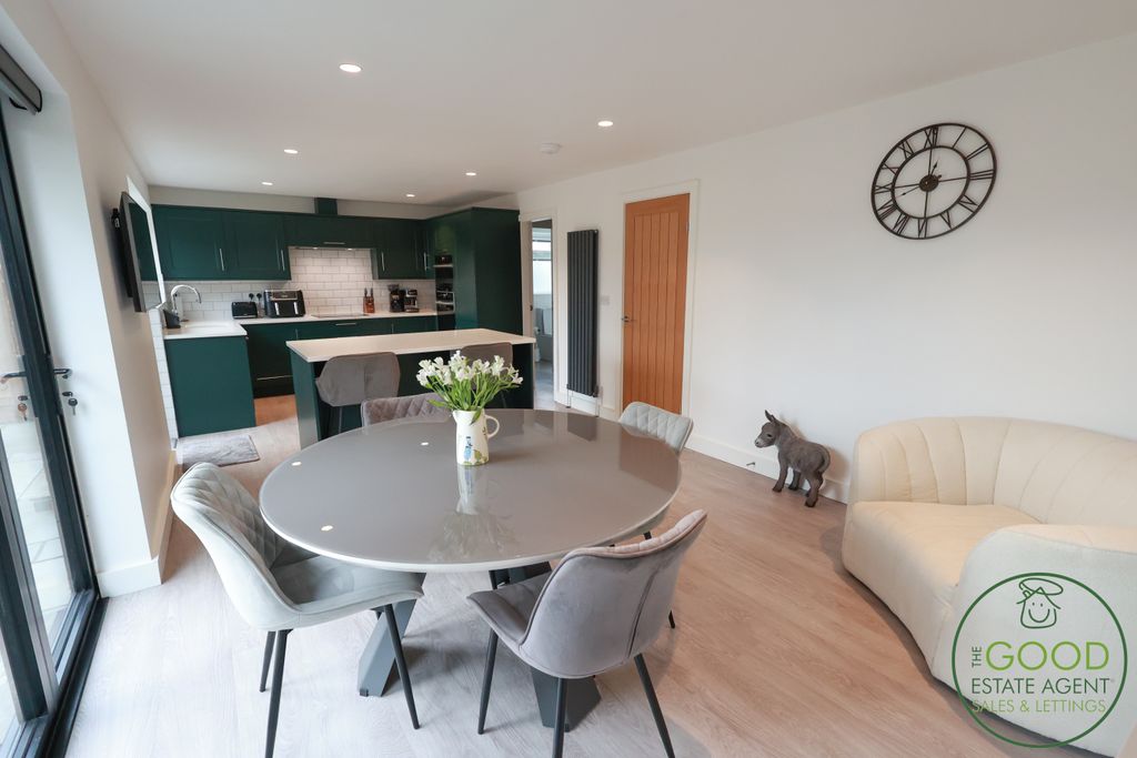 Property photo 2 of 31