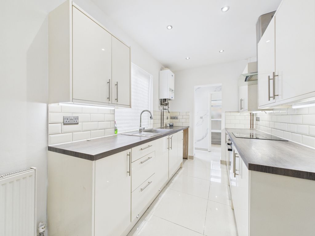 Property photo 2 of 11 Kitchen