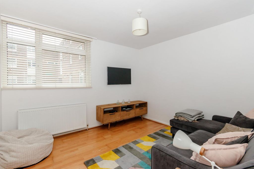 Property photo 2 of 14 8408098-Interior07-800.Jpg