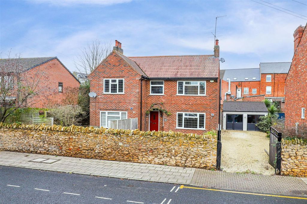 Property photo 1 of 32