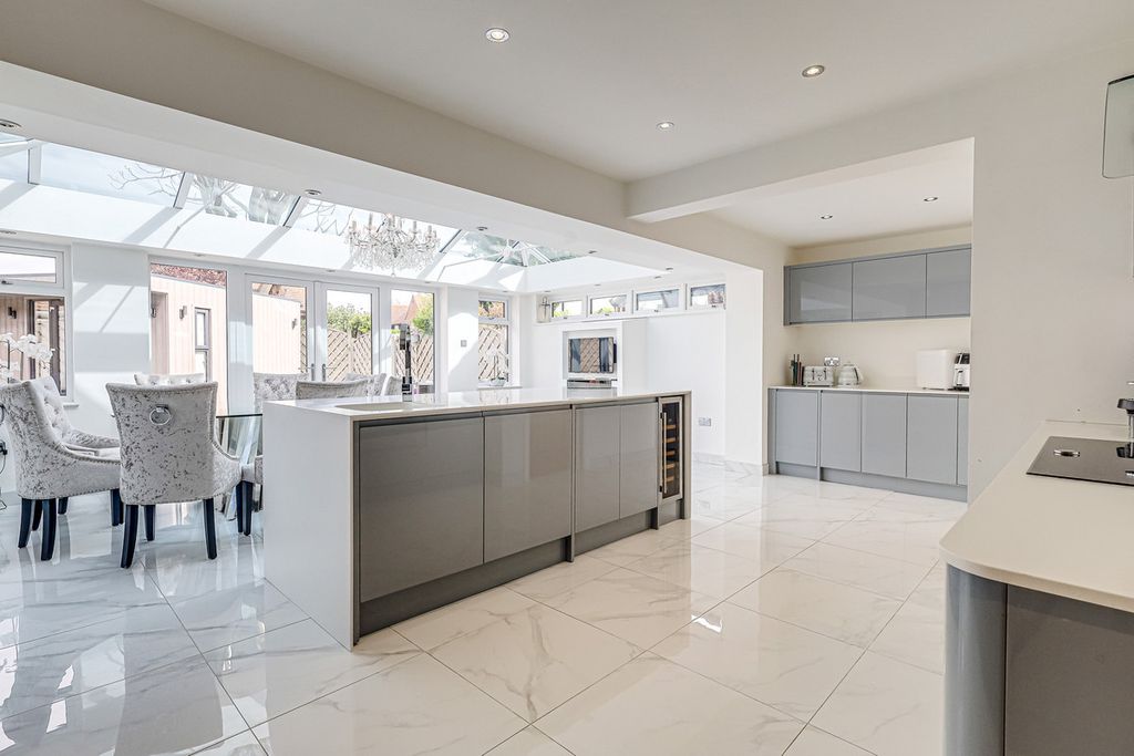 Property photo 3 of 28