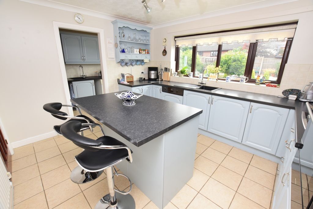 Property photo 3 of 29 Breakfast/Kitchen
