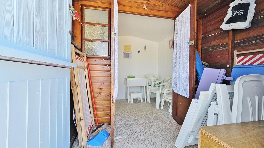Property photo 3 of 7 Beach Hut