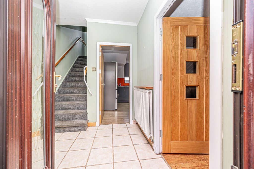 Property photo 2 of 21 Hallway