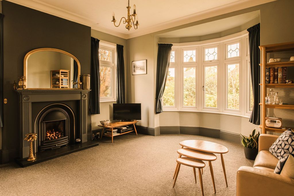 Property photo 2 of 39 Lounge