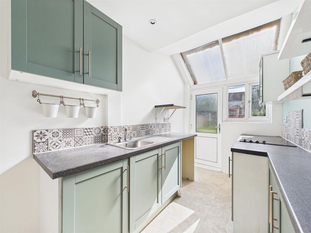 Property photo 3 of 10 Kitchen