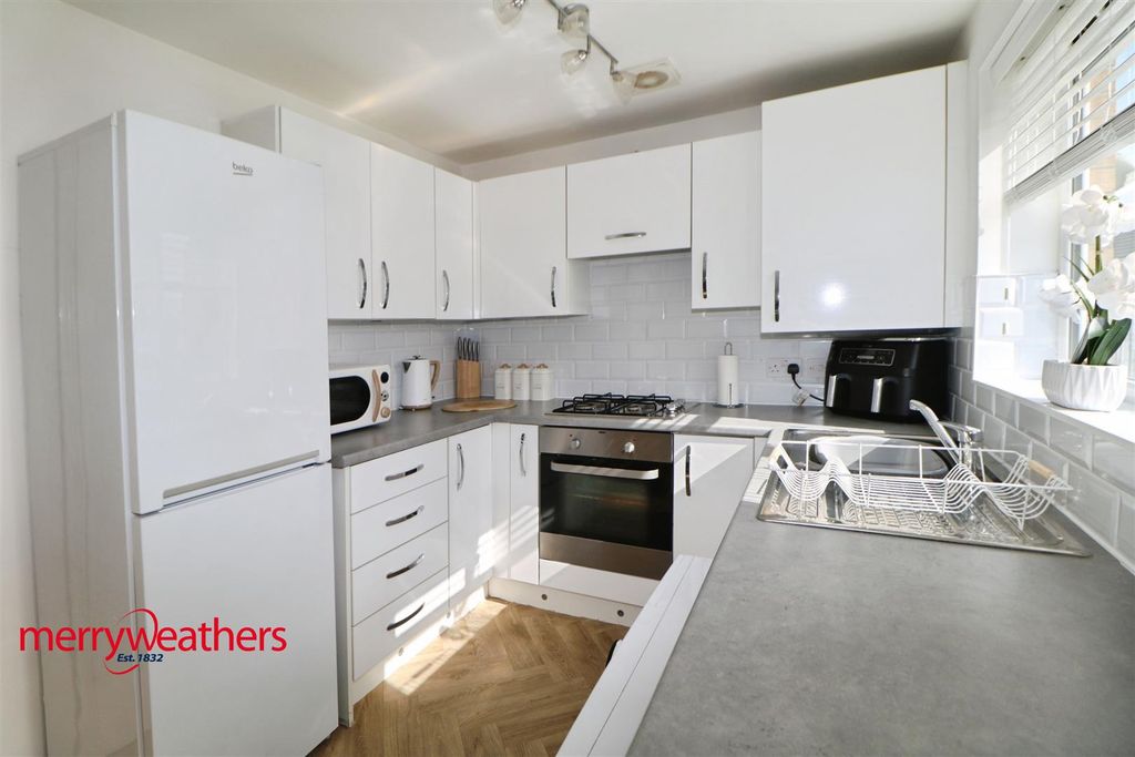 Property photo 3 of 13 Kitchen