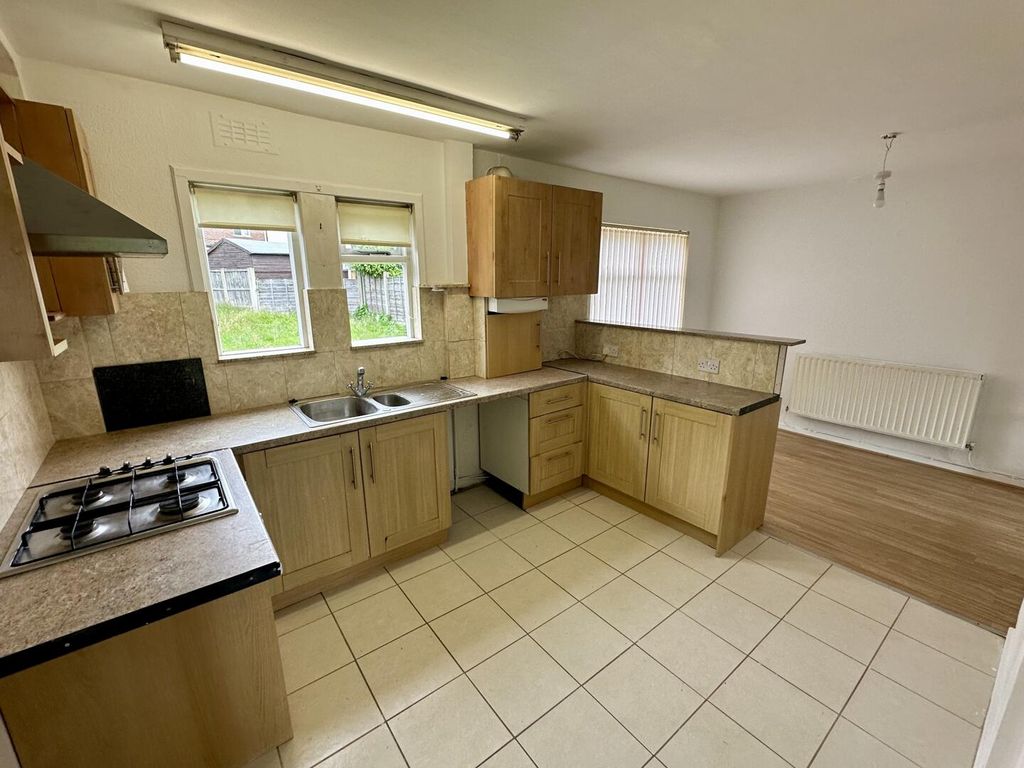 Property photo 3 of 11 Kitchen