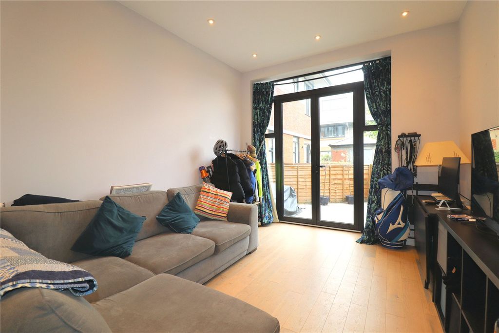 Property photo 3 of 7 Picture No. 06