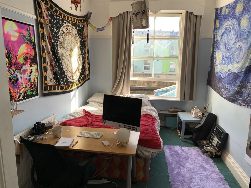 Property photo 2 of 11 Cosy Double Bedroom With Desk And Bright Window...