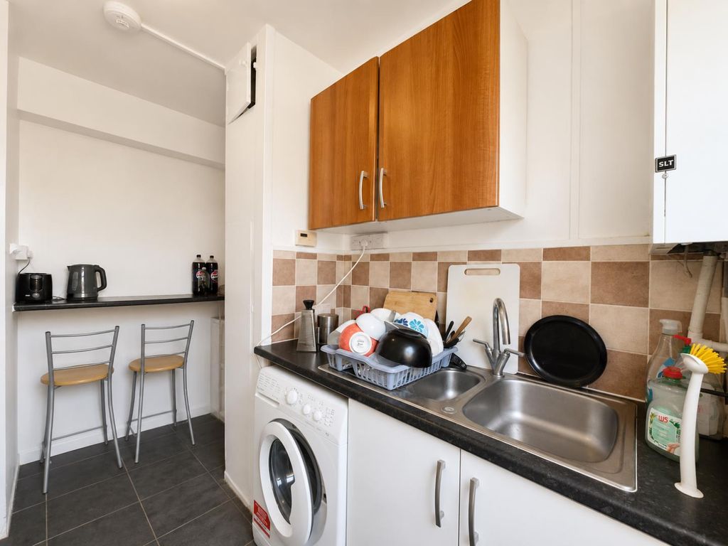Property photo 3 of 10 Kitchen