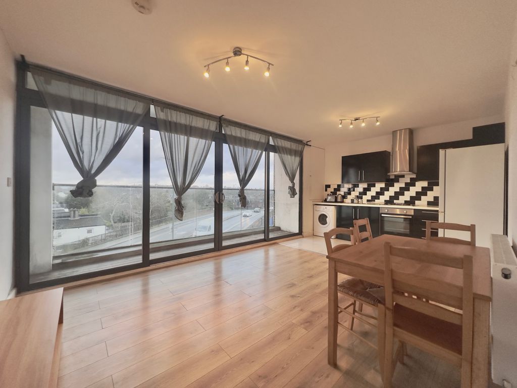 Property photo 1 of 12 Spacious Two Bedrooms Flat To Rent In Wimbledon
