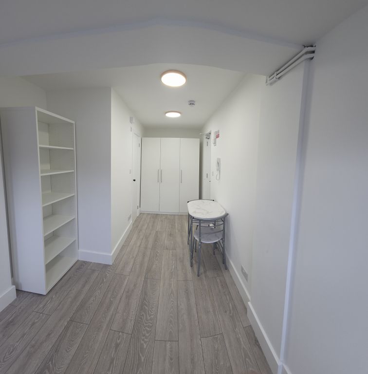 Property photo 1 of 11 Room