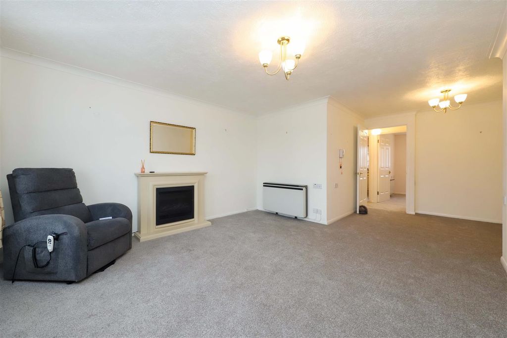 Property photo 3 of 9 Living/Dining Room