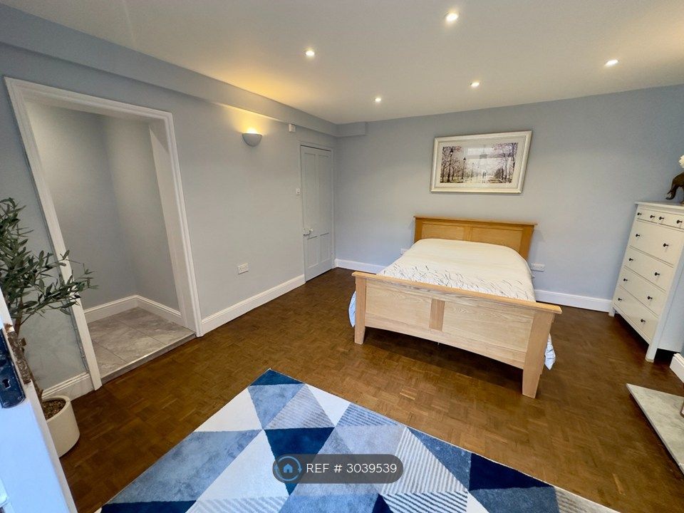 Property photo 3 of 12 Beautifully Presented Studio Interior