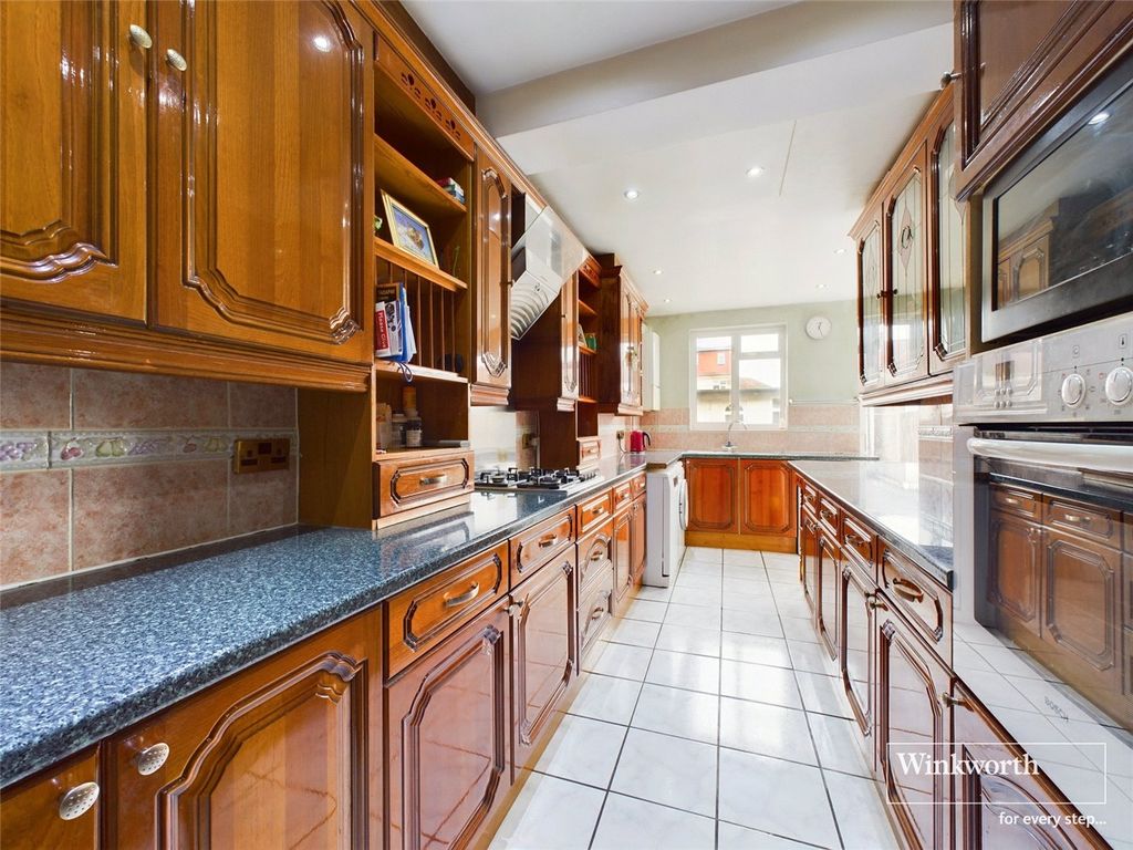 Property photo 3 of 11 Kitchen