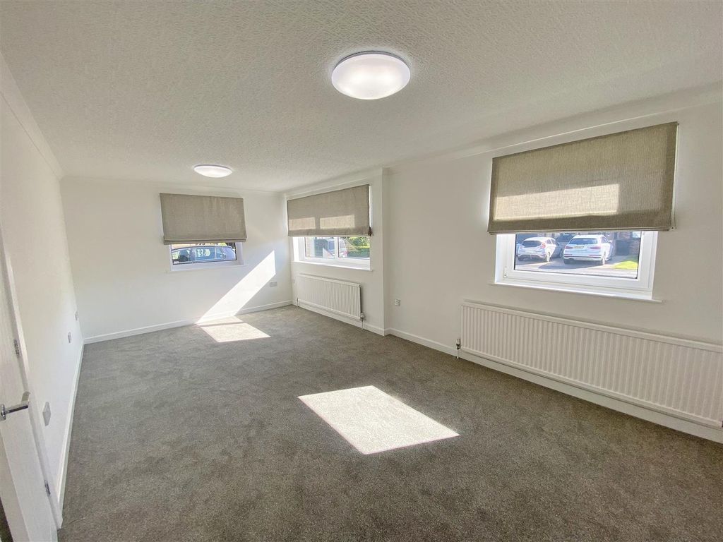 Property photo 3 of 16 Lounge