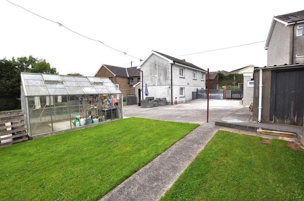 Property photo 2 of 15 Gardens & Parking
