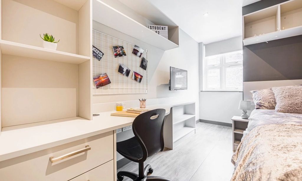 Property photo 1 of 4 A Bright And Modern Double Bedroom Featuring A Stu...
