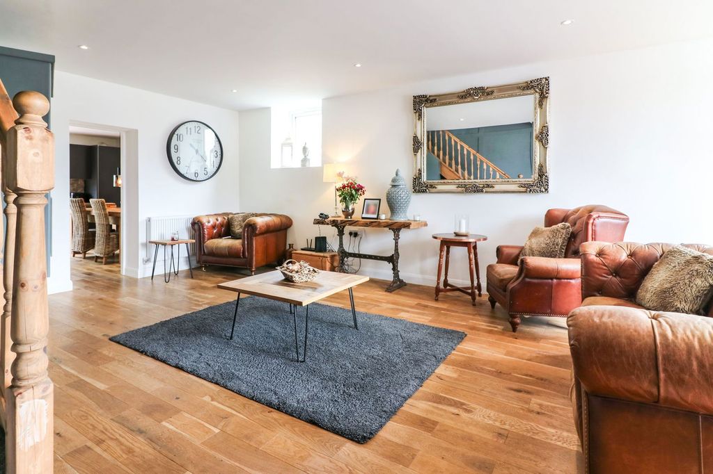 Property photo 3 of 43