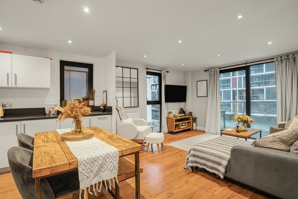 Property photo 1 of 17 Reception/Kitchen