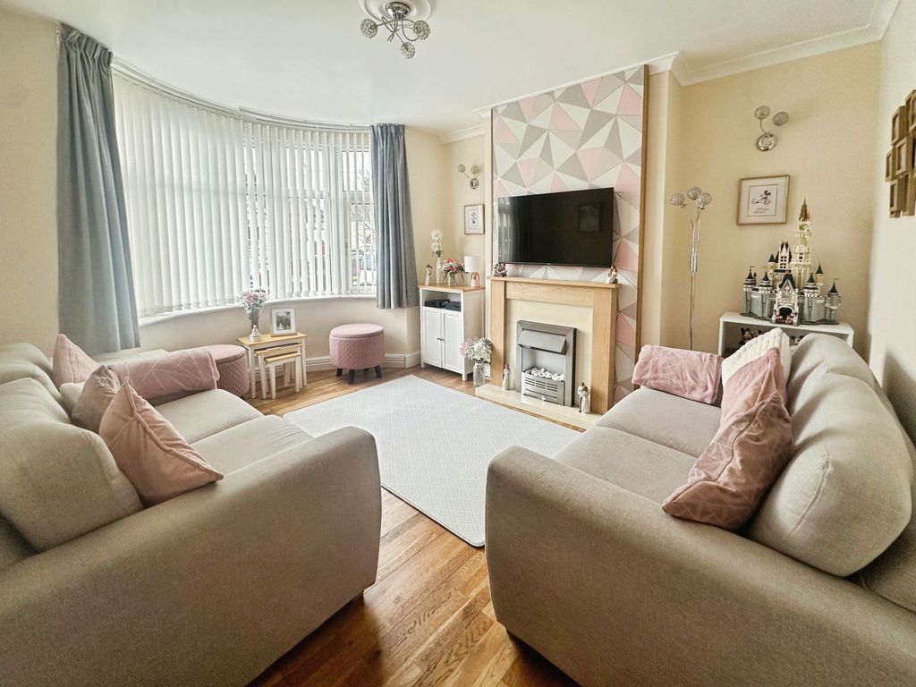 Property photo 3 of 14 Lounge