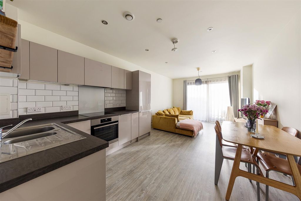 Property photo 2 of 27 Champness Close, E17